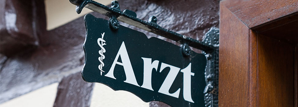Historisch anmutendes Schild mit dem Wort "Arzt"