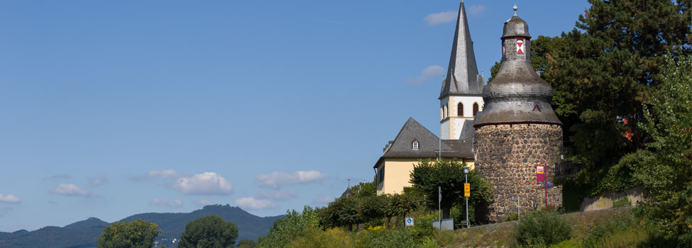 Der Gefängnisturm und im Hintergrund die St. Panthaleonkirche