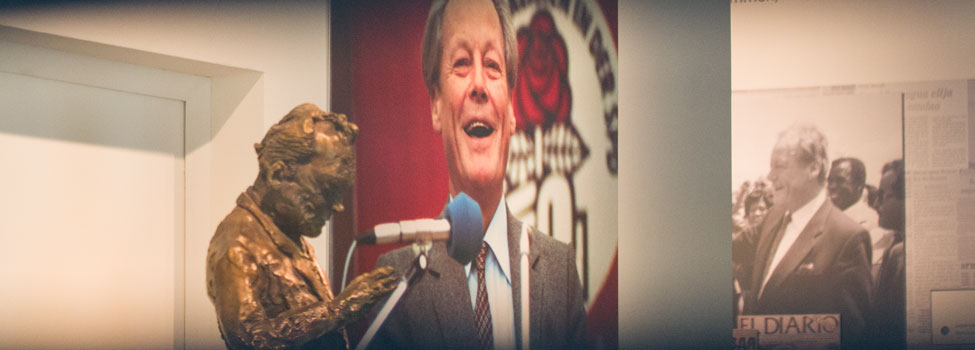 Ein Portrait von Willy Brandt sowie Urkunden und Zeitungsausschnitte im Willy Brandt Forum Unkel