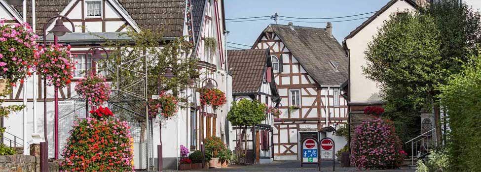 Blumengeschmückte Frankfurter Straße, Fachwerkhäuser