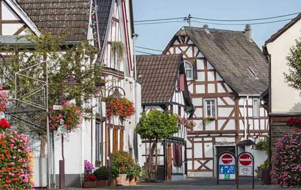 Blumengeschmückte Frankfurter Straße, Fachwerkhäuser