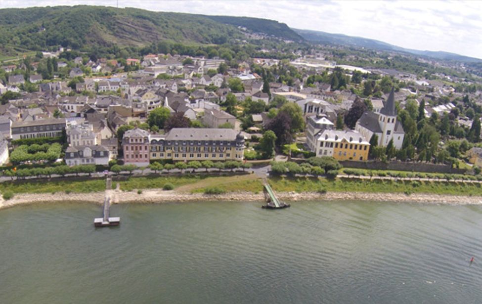Unkel aus der Vogelperspektive, der Rheinbogen ist rechts erkennbar