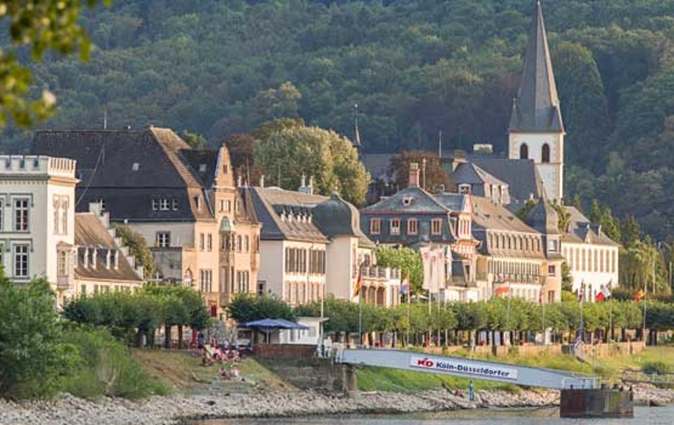 Unkel im Sonnenlicht im Vordergrund der Rhein