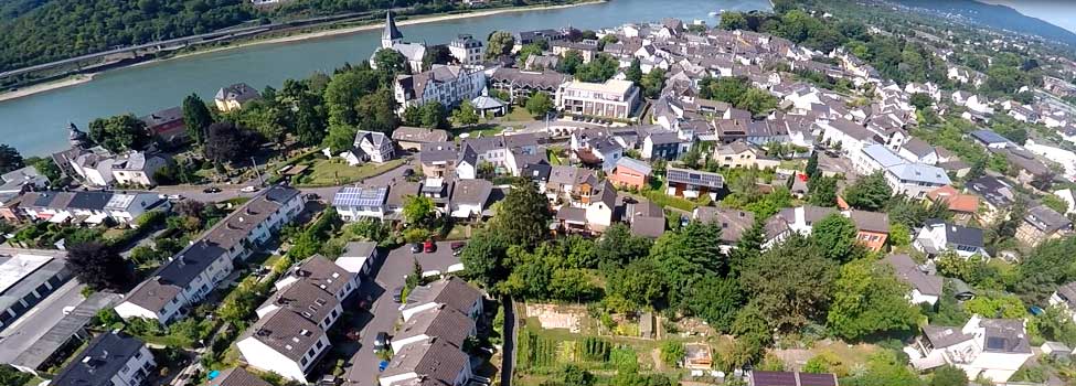 Unkel aus Drohnensicht im Hintergrund der Rhein