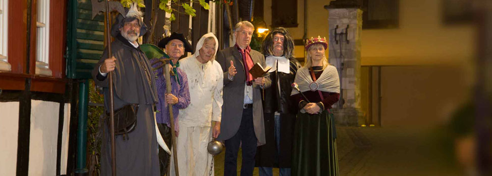 kostuemierte Gruppe der Nachtwaechterfuerhrung
