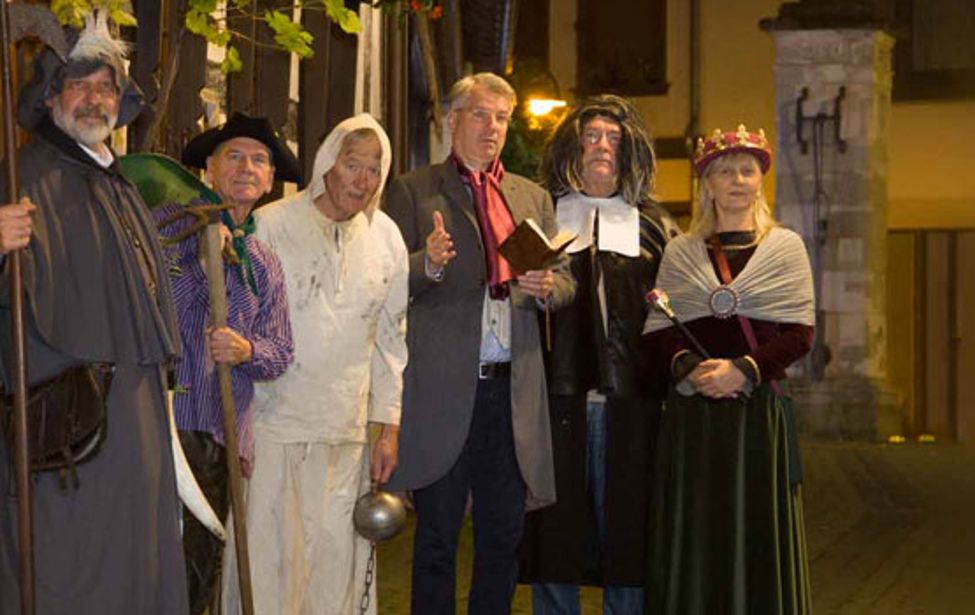 kostuemierte Gruppe der Nachtwaechterfuerhrung