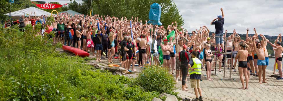 Gruppe von Menschen vor dem Start beim Rheinschwimmen, viele Vereine wirken hier mit