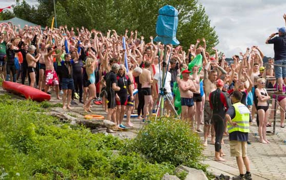 Gruppe von Menschen vor dem Start beim Rheinschwimmen, viele Vereine wirken hier mit