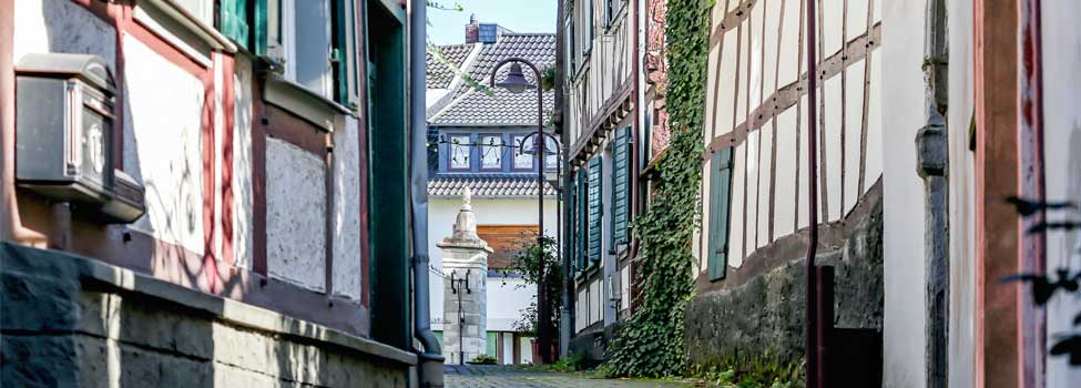 Pützgasse von Rhein aus nach oben schauend