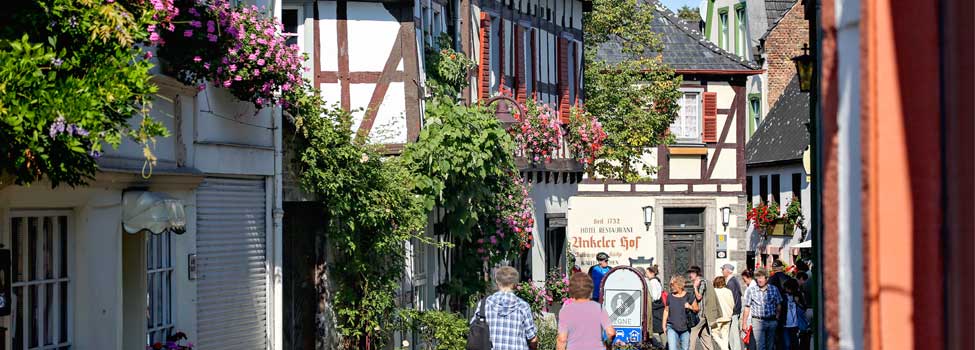 Frankfurter Straße mit Fachwerkhäusern Frankfurter Straße mit Fachwerkhäusern