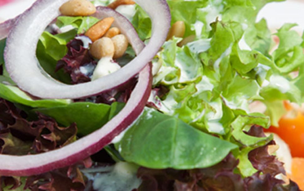Salat mit roten Zwiebeln und Cocktailtomaten