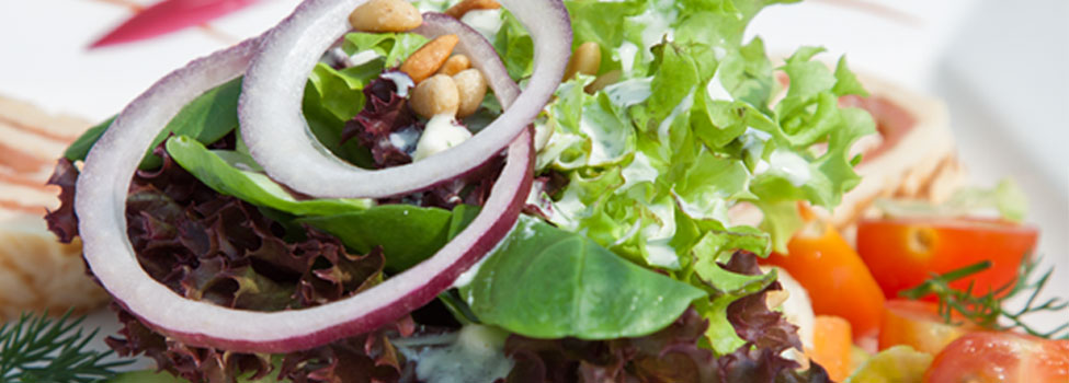 Salat mit roten Zwiebeln und Cocktailtomaten