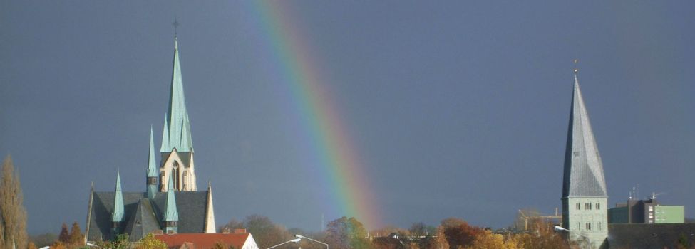 Kirchtürme mit Regenbogen in der Partnerstadt Kamen