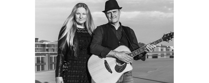 Mann am Klavier und Frau mit Querflöte musizieren gemeinsam
