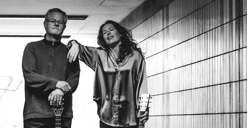 Mann am Klavier und Frau mit Querflöte musizieren gemeinsam