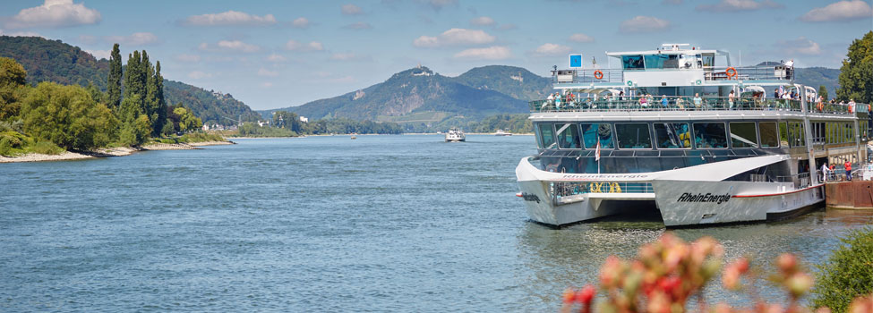Ein Passagierschiff an der Anlegestelle Unkel am Rhein