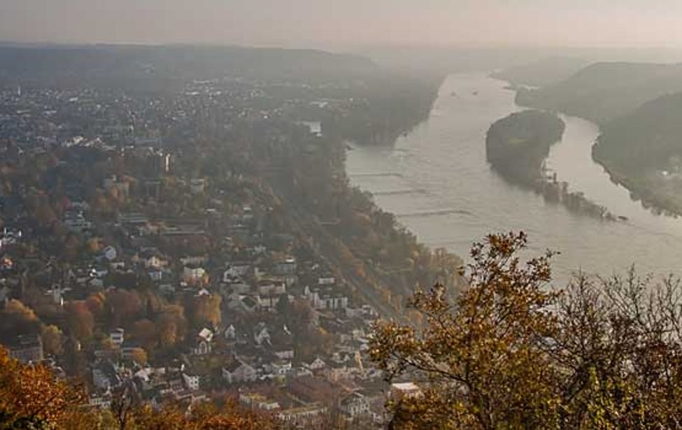 Blick vom Drachenfels Richtung Unkel, unterhalb liegt  Bad Honnef