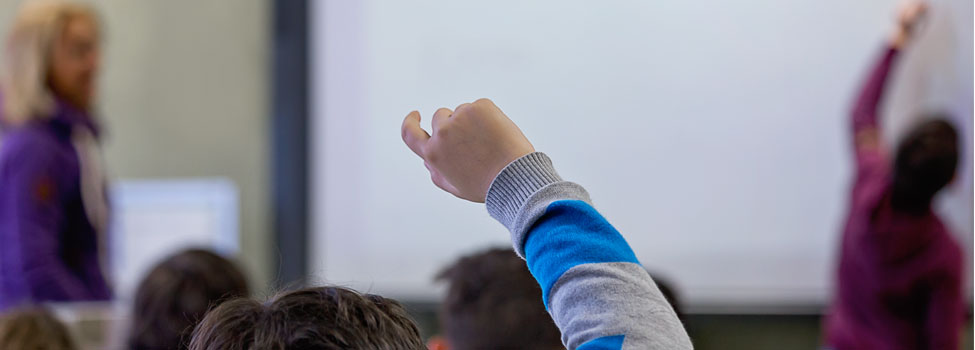 Aufzeigende Hand im Klassenzimmer