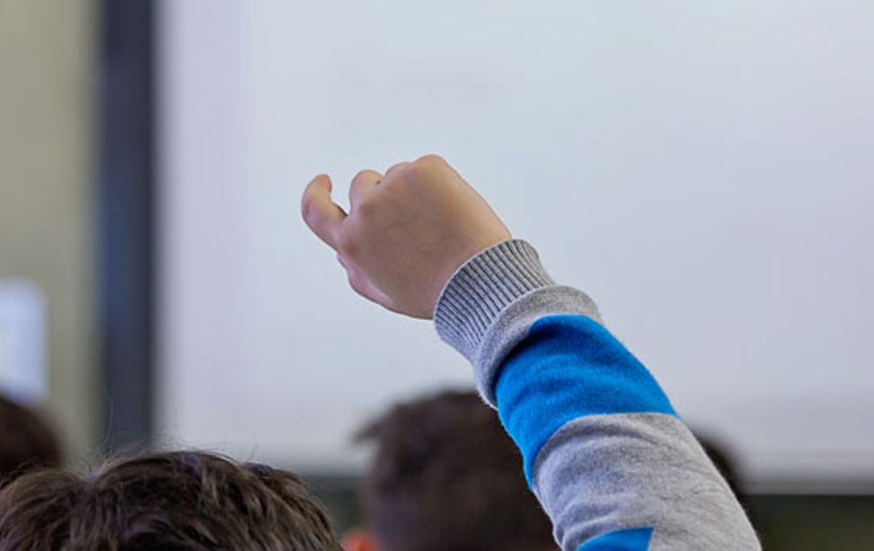 Aufzeigende Hand im Klassenzimmer