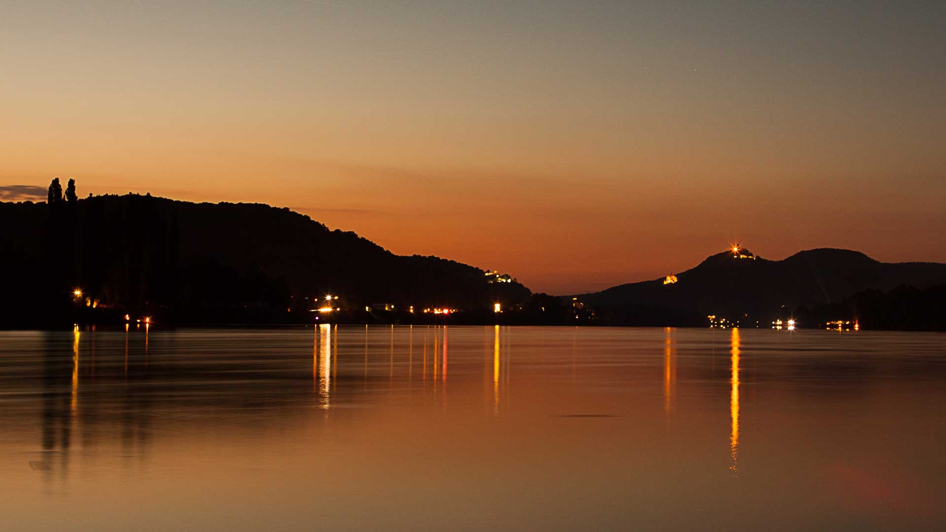 Sonnenuntergang am Rhein im Frühjahr