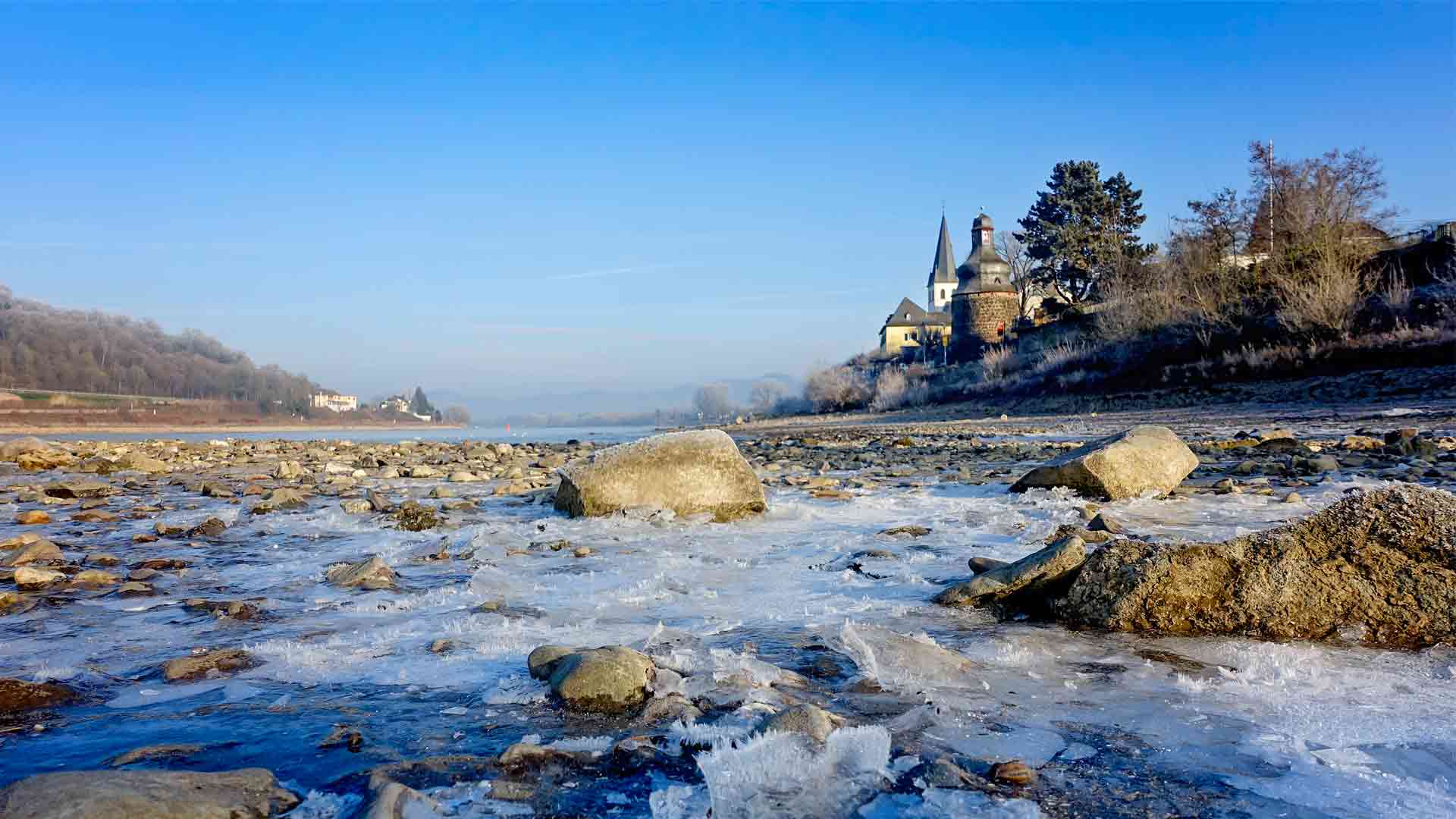 Rheinufer vereist mit Unkel im Hintergrund