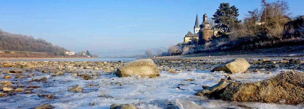 Rheinufer vereist mit Unkel im Hintergrund